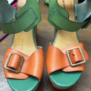 Vibrant Green and Orange Platforms